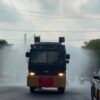 Abu Vulkanik Selimuti Jalan, Polres Kota Metro Turun Tangan Semprot Ruas Jalan dengan AWC
