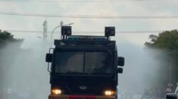 Abu Vulkanik Selimuti Jalan, Polres Kota Metro Turun Tangan Semprot Ruas Jalan dengan AWC