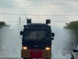 Abu Vulkanik Selimuti Jalan, Polres Kota Metro Turun Tangan Semprot Ruas Jalan dengan AWC