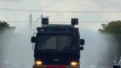 Abu Vulkanik Selimuti Jalan, Polres Kota Metro Turun Tangan Semprot Ruas Jalan dengan AWC